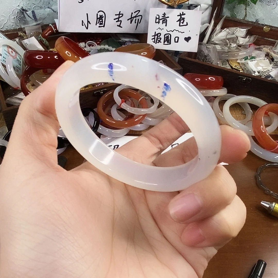玛瑙/玉髓未镶嵌手镯0134。56.6圈。瑕