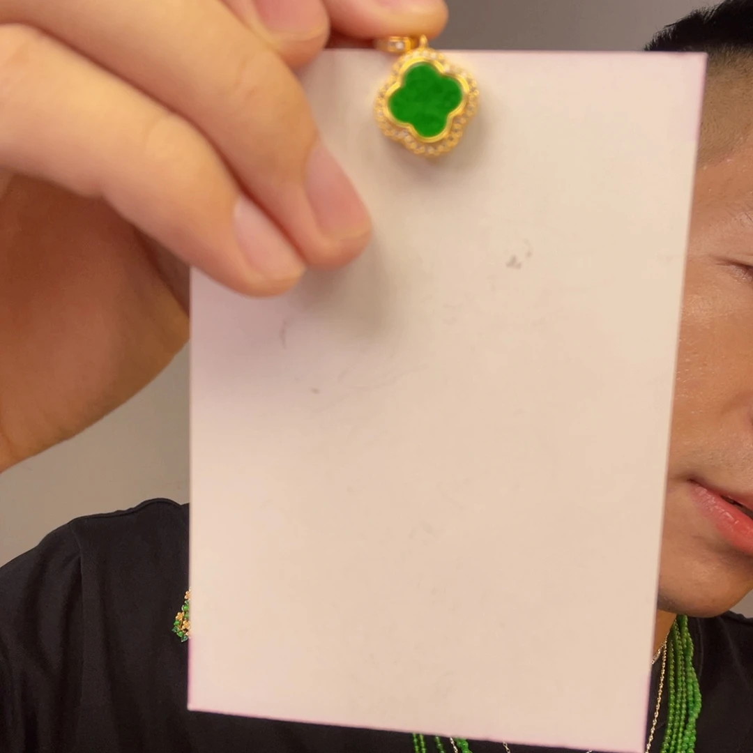 翡翠未镶嵌颈饰一件