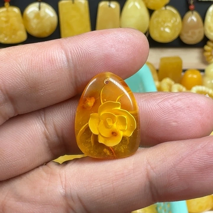 蜜蜡未镶嵌颈饰阴雕玫瑰花