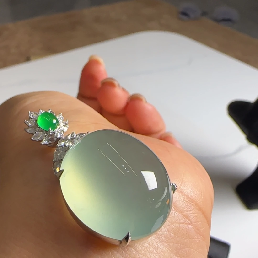 颈饰18K金镶嵌翡翠晴绿蛋面