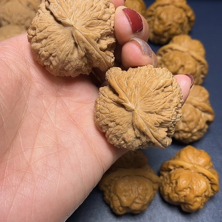 文玩核桃吊坠白狮子45