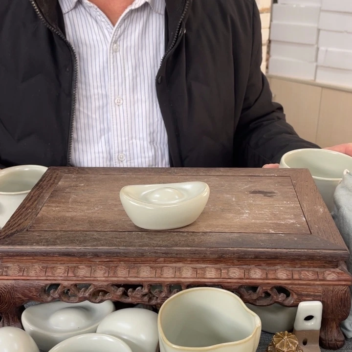摆件月白釉实心大元宝