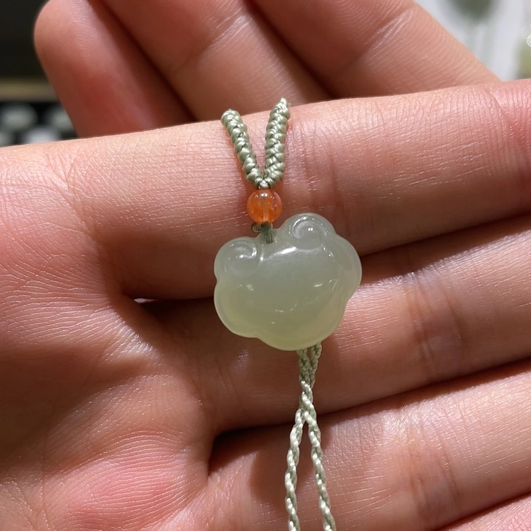 和田玉未镶嵌颈饰宝宝锁