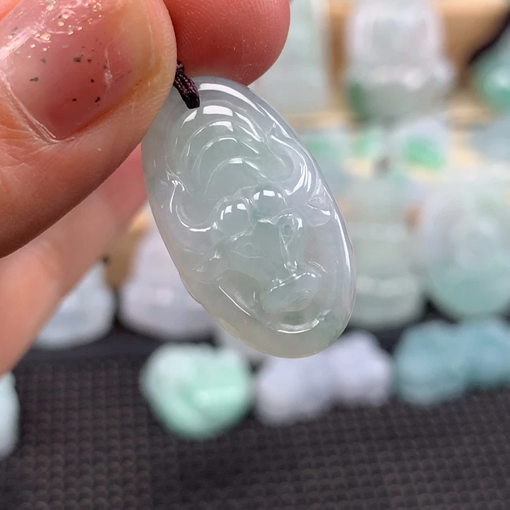 颈饰未镶嵌翡翠牛