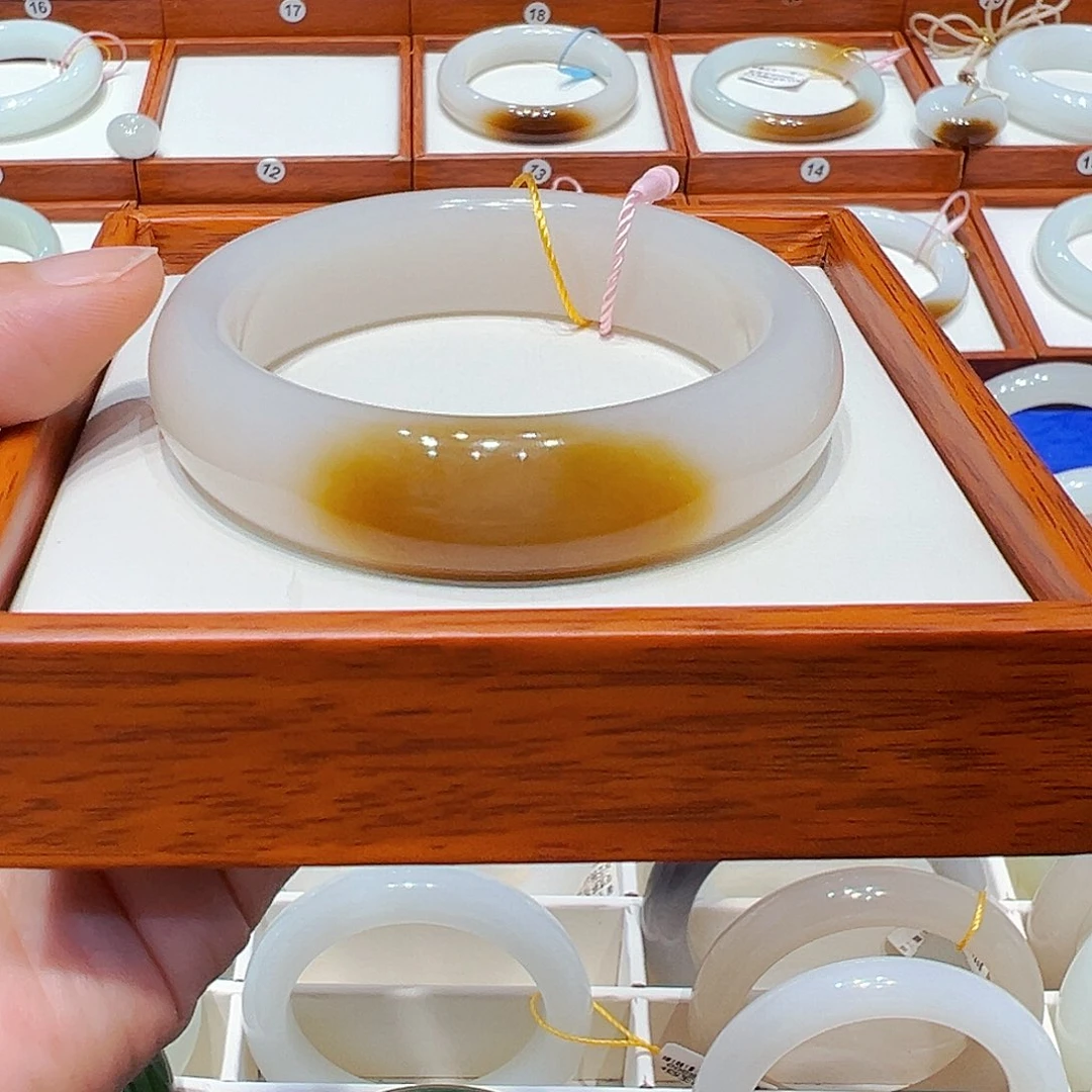 和田玉未镶嵌手镯