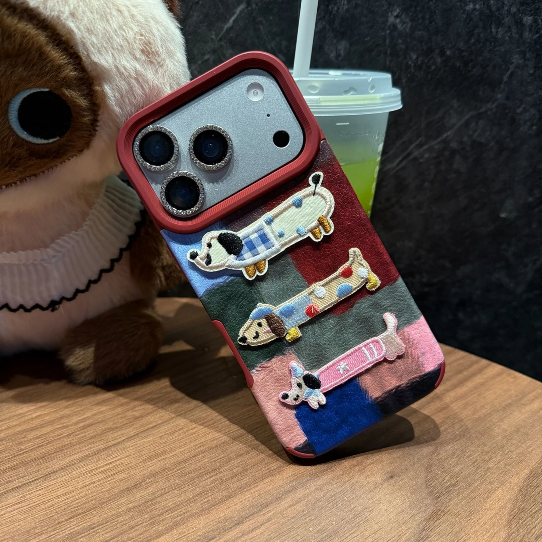 创意卡通趣味腊肠狗小羊皮适用苹果17/iPhone16/15/14pro手机壳女