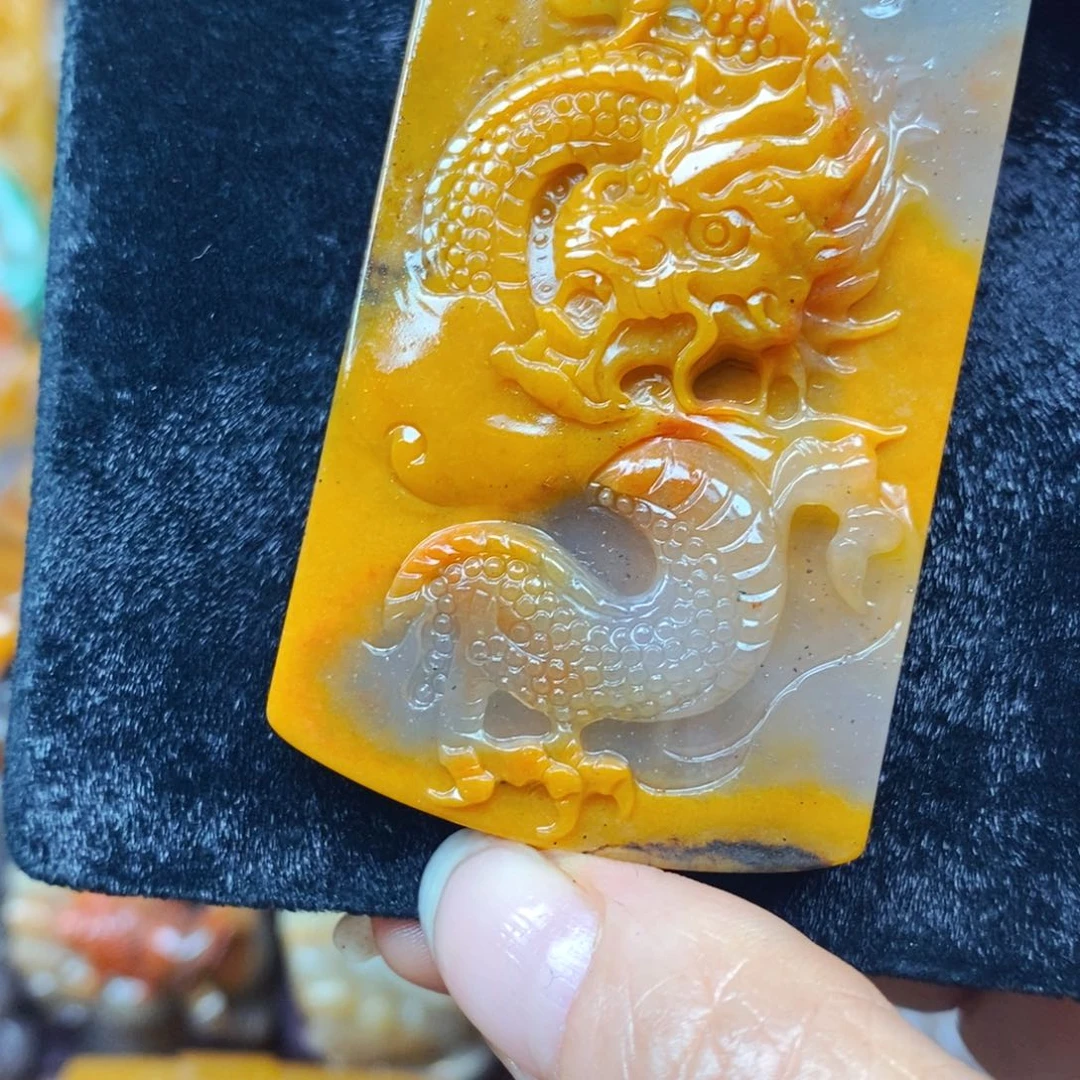 未镶嵌石英质玉（黄龙玉）颈饰