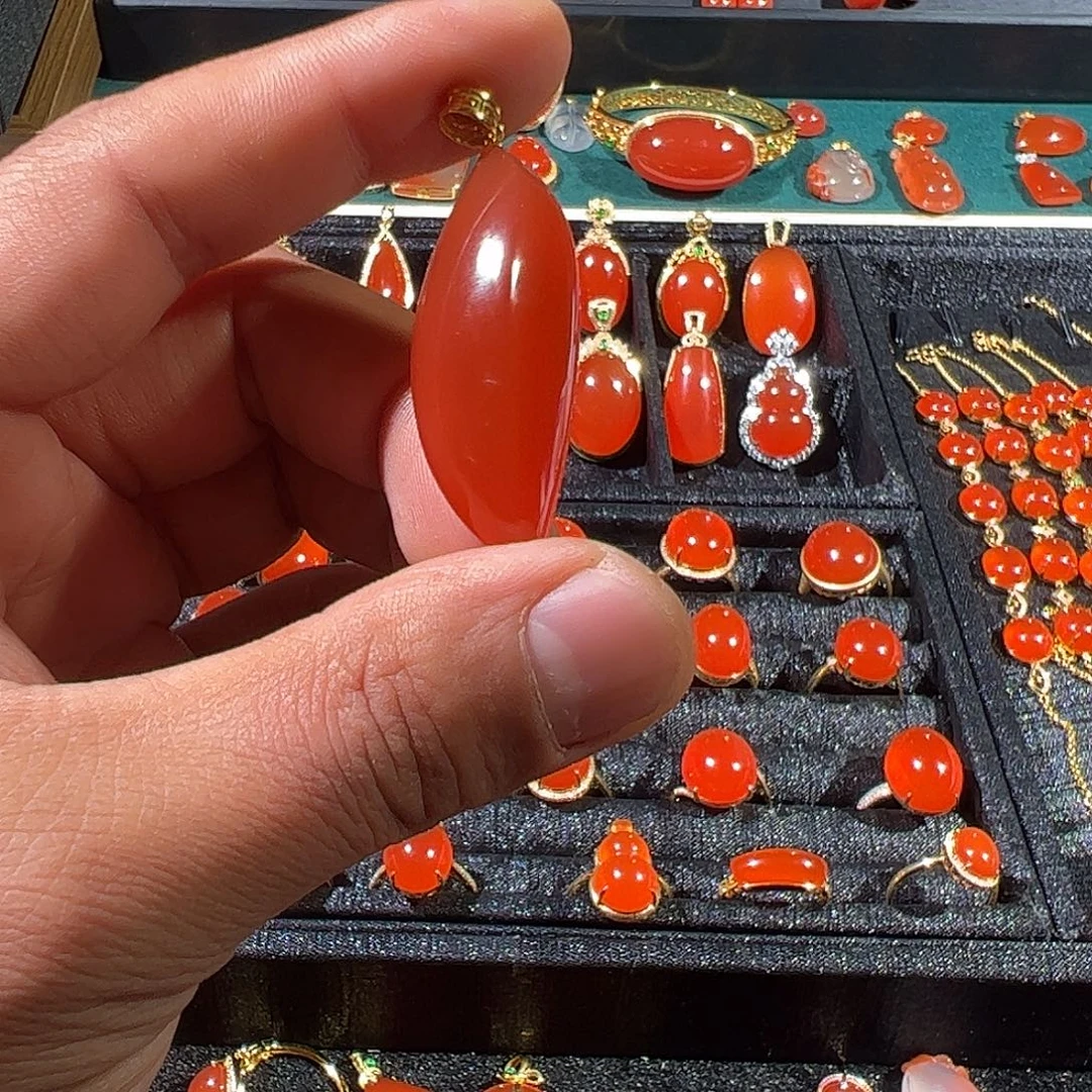 南红玛瑙18K金镶嵌颈饰