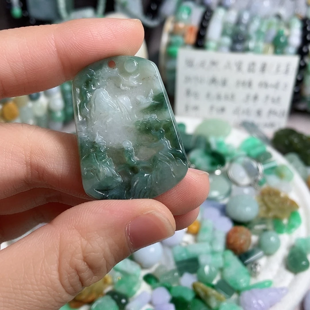 翡翠颈饰未镶嵌山水