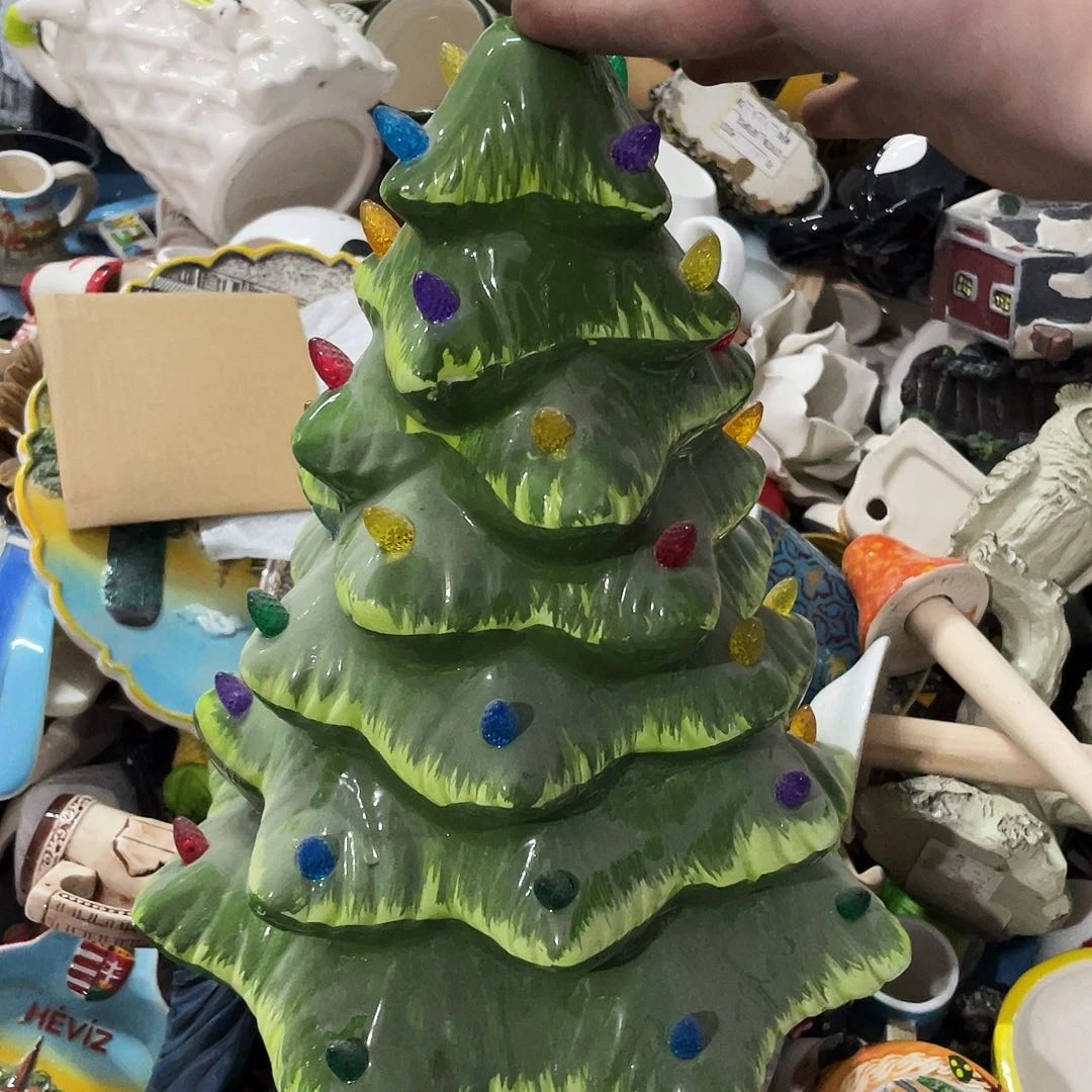 摆件  磕碰。   瑕疵。