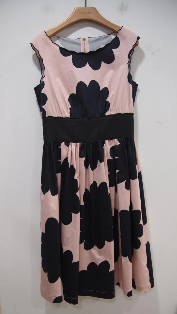 粉色无袖印花连衣裙