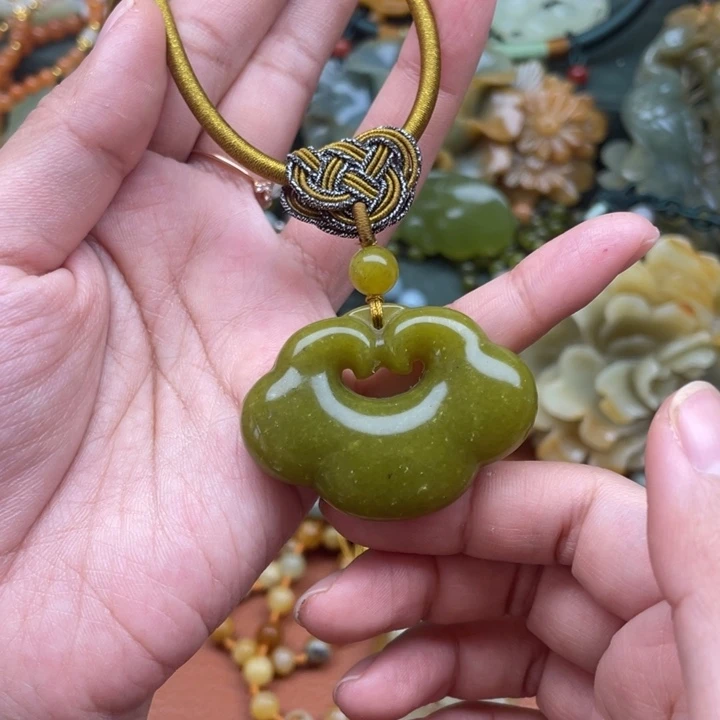 蛇纹石玉吊坠合金