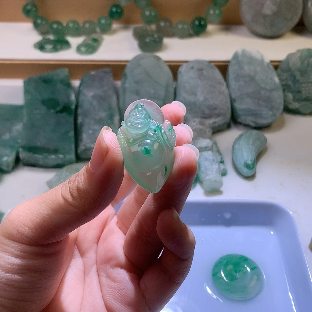 石英质玉未镶嵌珠宝半成品一****牛