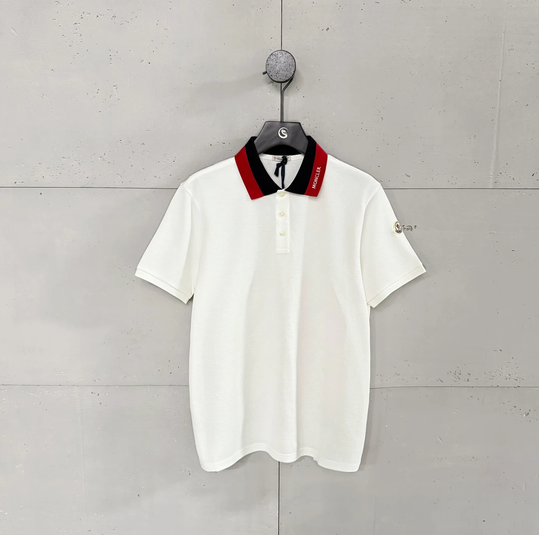 盟可睐蒙口黑色领口白灰条纹字母logo短袖polo衫