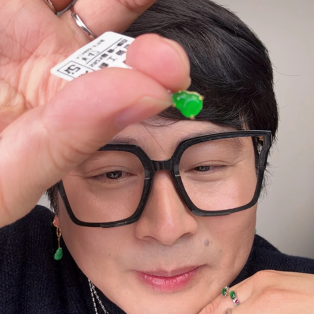 翡翠未镶嵌颈饰一件