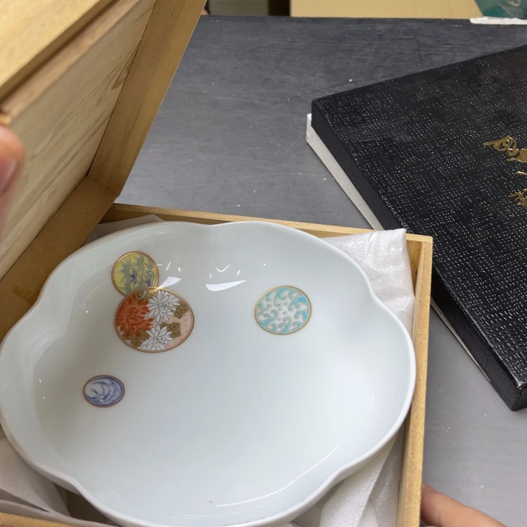 瓷片L****呜密密麻麻地铺满一