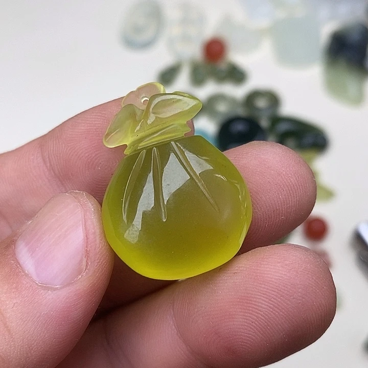 蛇纹石玉未镶嵌颈饰