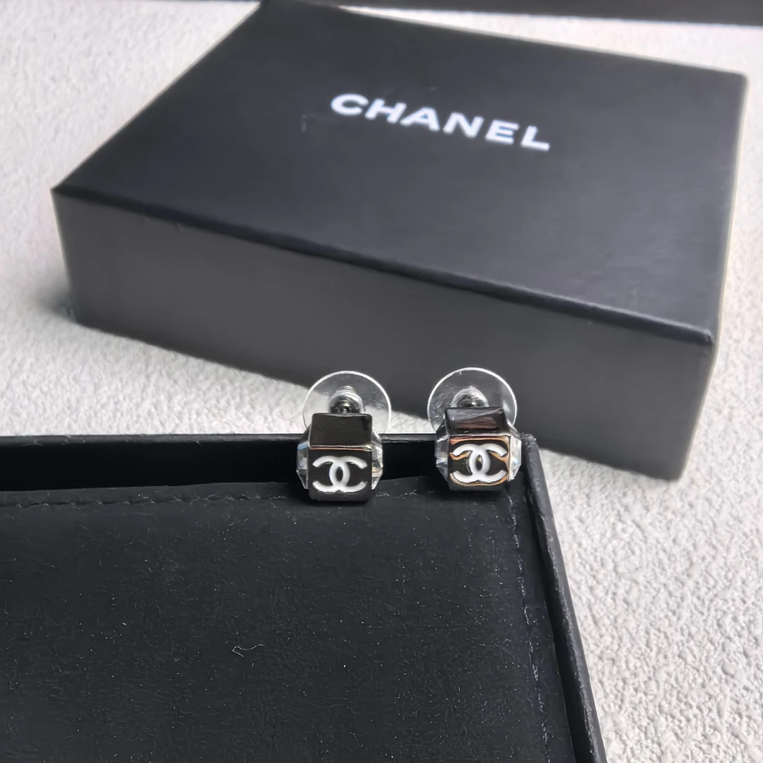 95新 Chanel/香奈儿 泡泡中古Chanel银色水钻方块耳钉