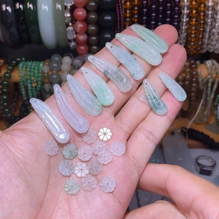 翡翠未镶嵌颈饰花件99