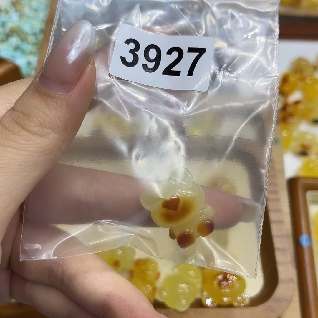 小***梨琥珀未镶嵌裸石蜜蜡