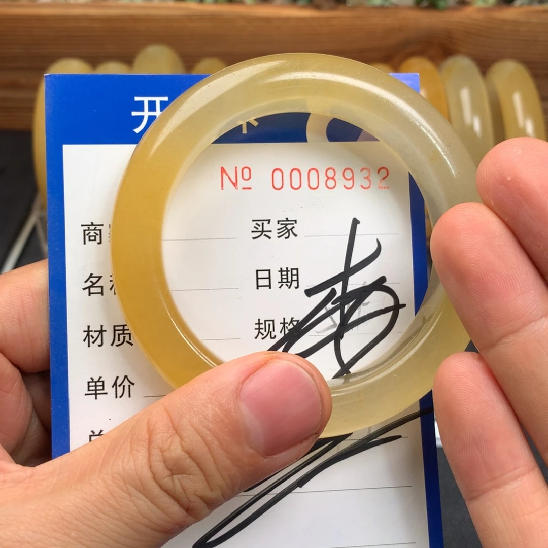 未镶嵌石英质玉（黄龙玉）手镯