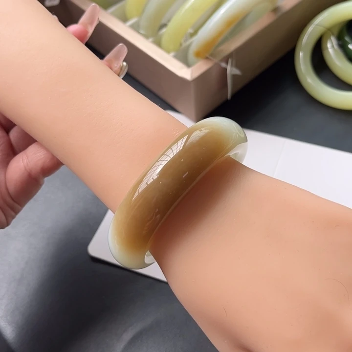 和田玉未镶嵌手镯