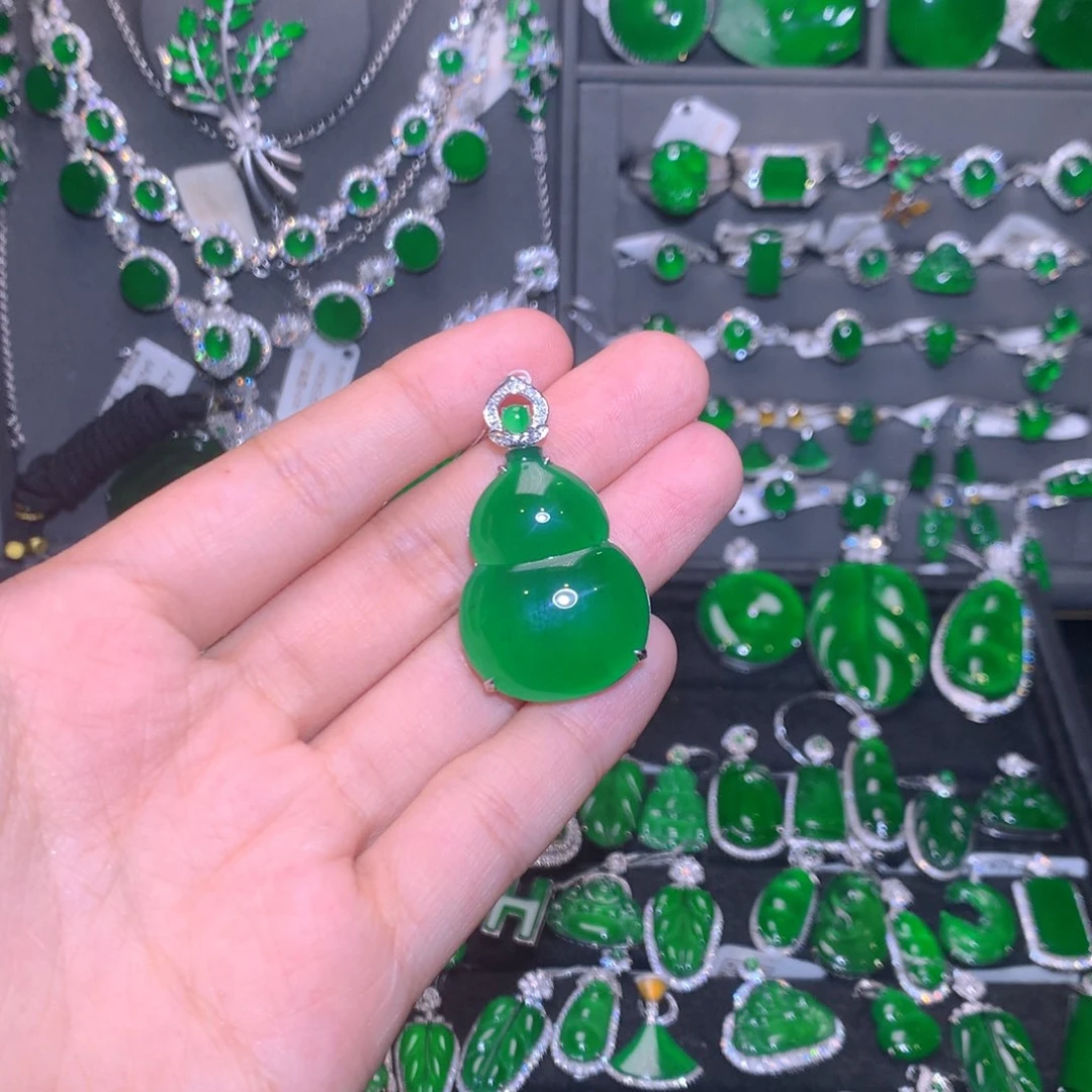 翡翠18K金镶嵌颈饰葫芦吊坠