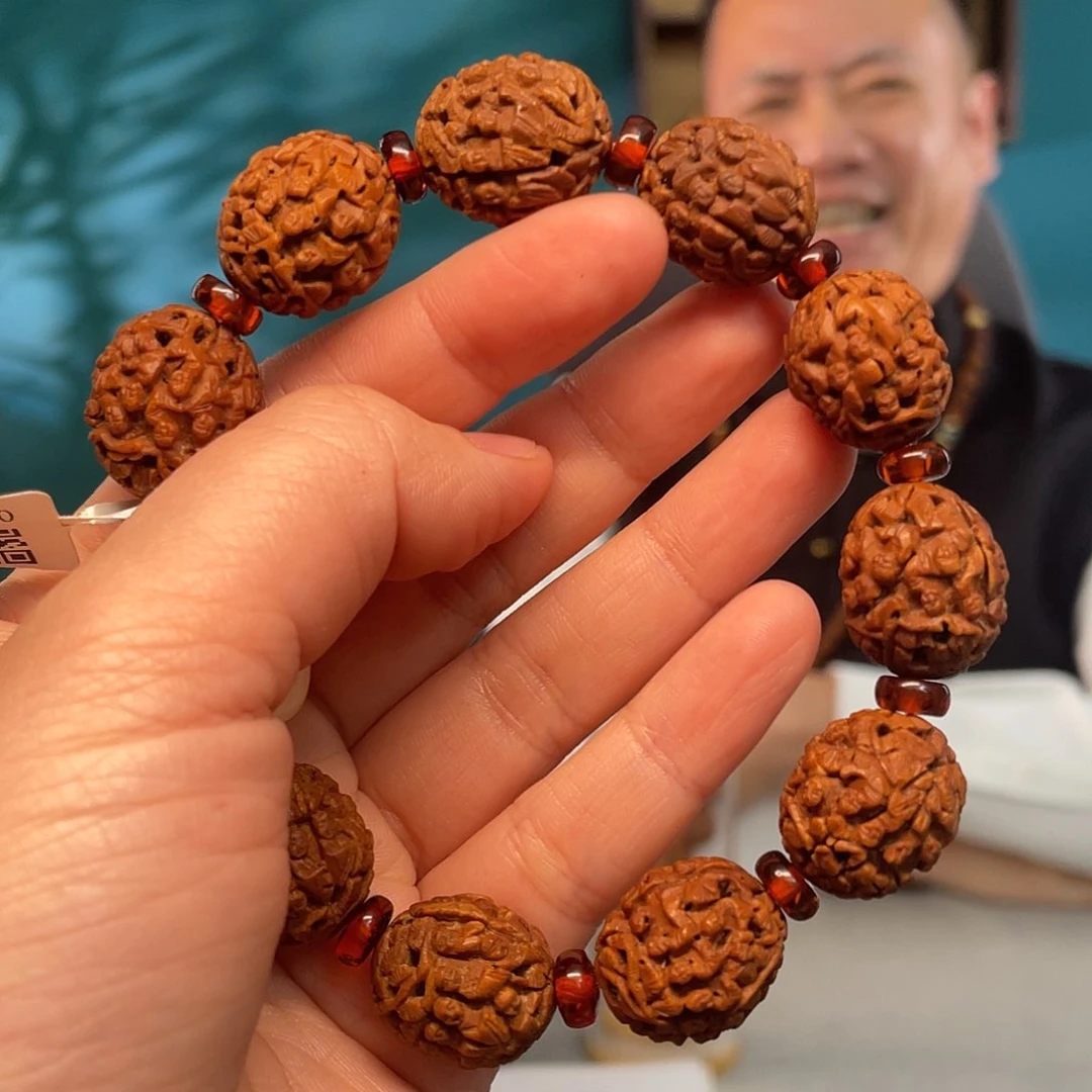 桃核风景罗汉核雕作品