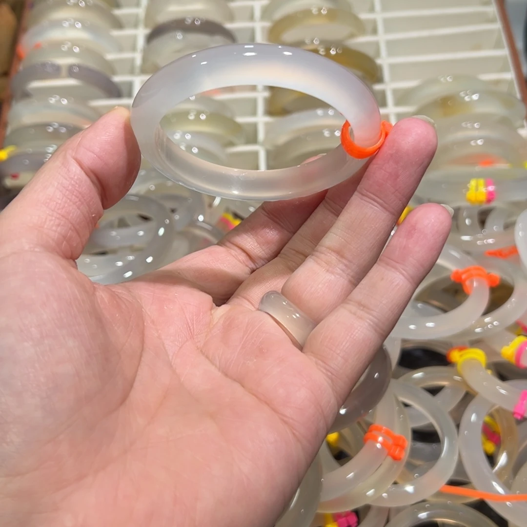 玛瑙/玉髓未镶嵌手镯59圈有包容4.5