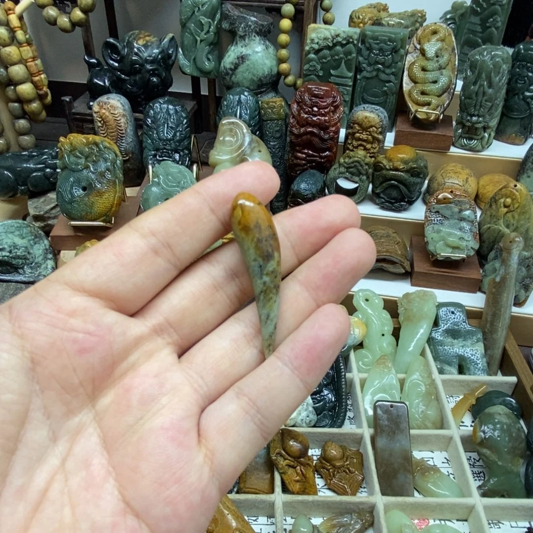 未镶嵌岫岩河磨玉（透闪石质玉）把件