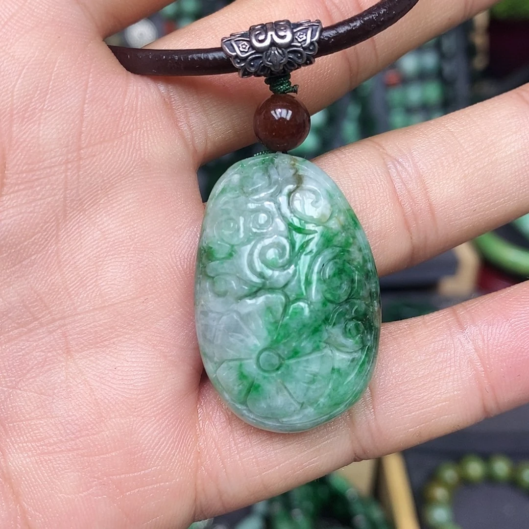 颈饰未镶嵌翡翠漂亮美眉