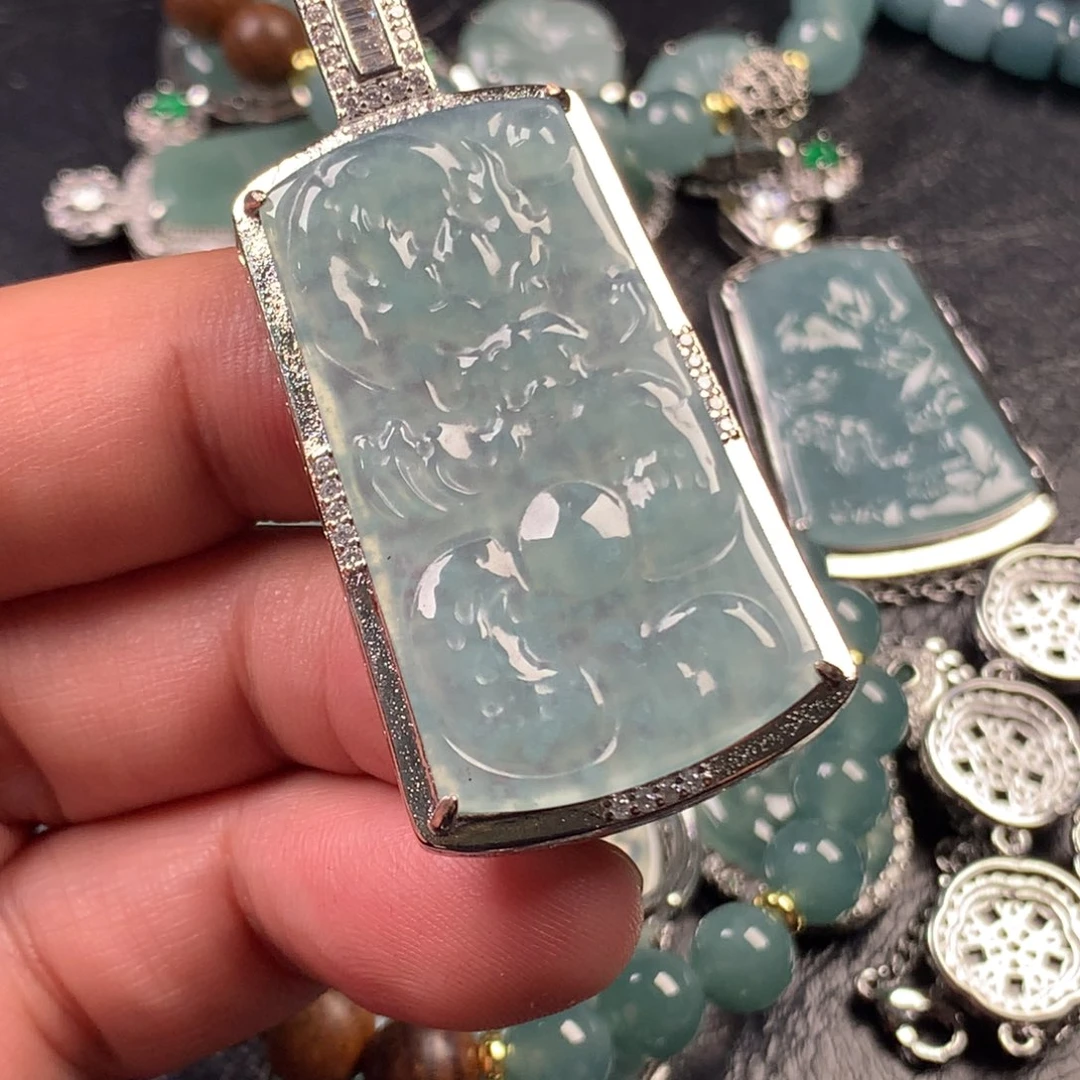 翡翠未镶嵌颈饰飞龙在天