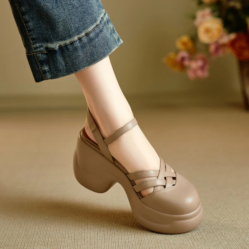 修悦女鞋~9.5cm小个子不累脚厚底坡跟编织包头凉鞋女杏色高跟鞋子