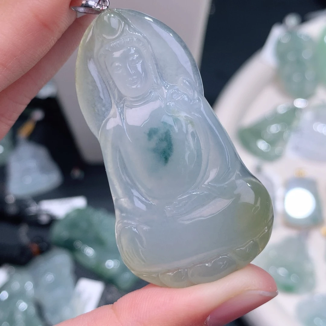 颈饰18K金镶嵌翡翠三彩素衣观音