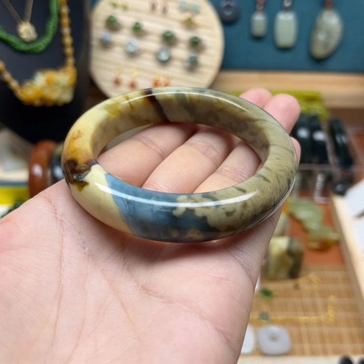 蛇纹石玉未镶嵌手镯