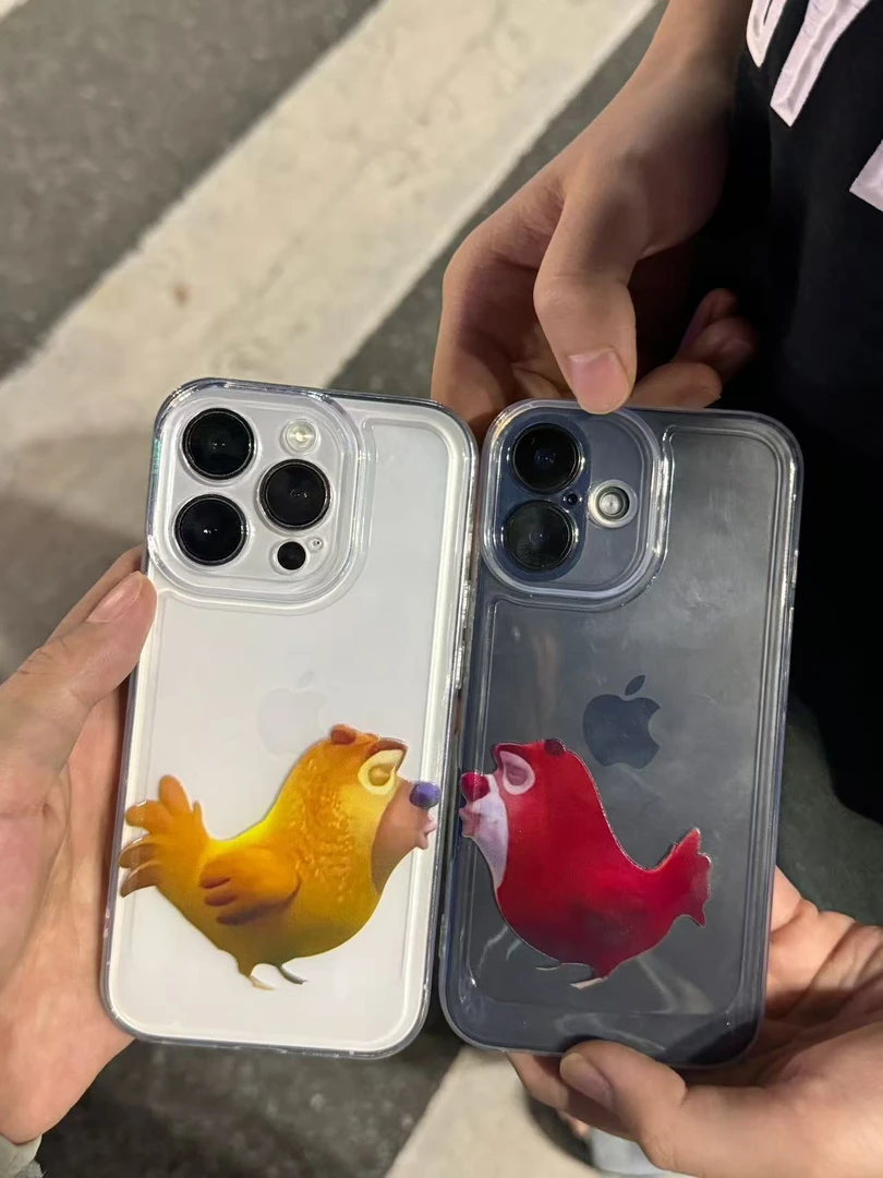 趣味鸡化熊情侣适用苹果16promax手机壳15太空壳小米华为14可爱