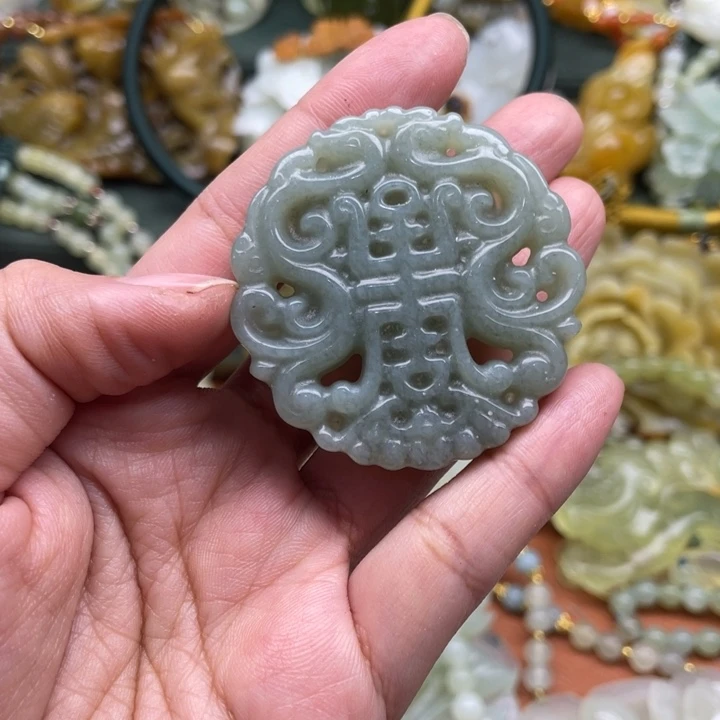 蛇纹石玉吊坠合金