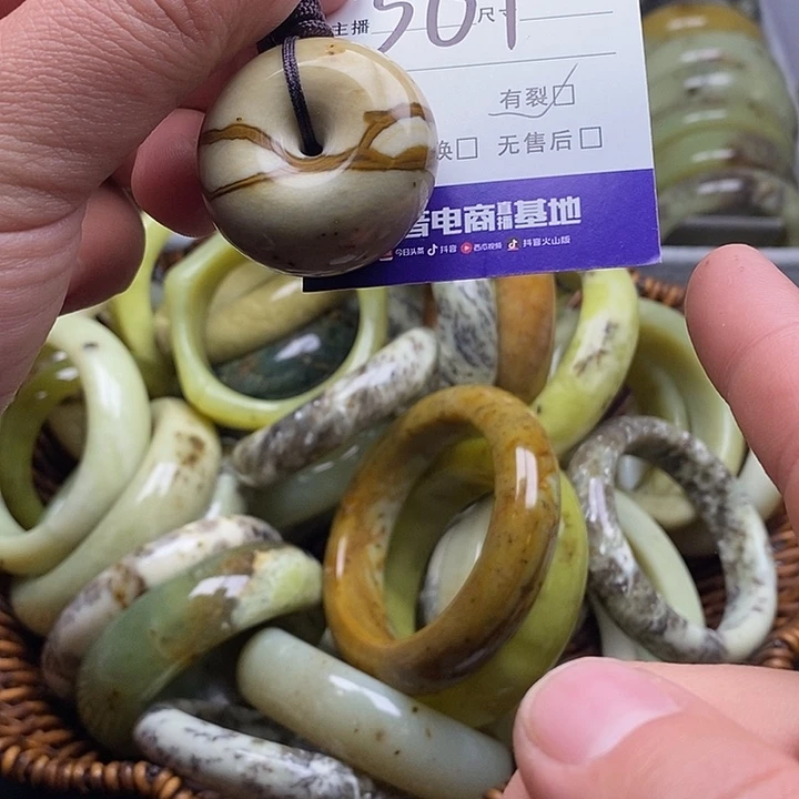 未镶嵌蛇纹石玉颈饰