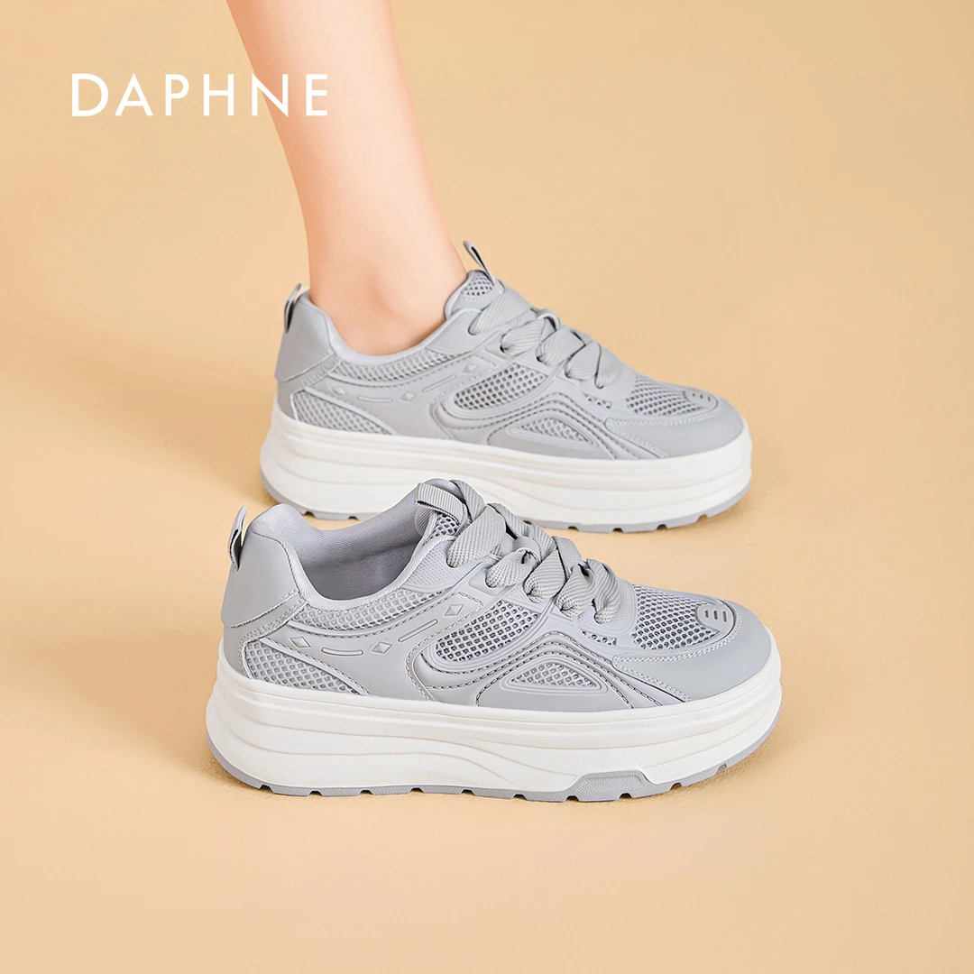 达芙妮透气网面小白鞋女2025新款秋季增高厚底运动休闲板鞋配裙子