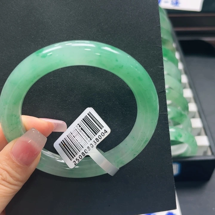 自***候石英质玉（非洲翠）未镶嵌手镯