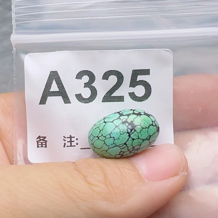 男***人绿松石未镶嵌珠宝奇石