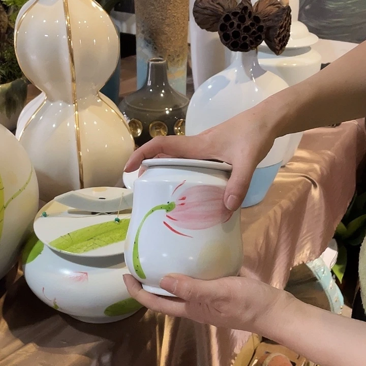 陶瓷花瓶，茶壶茶杯。