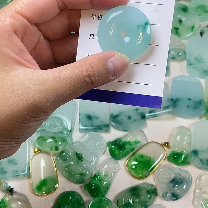 翡翠未镶嵌颈饰平安扣