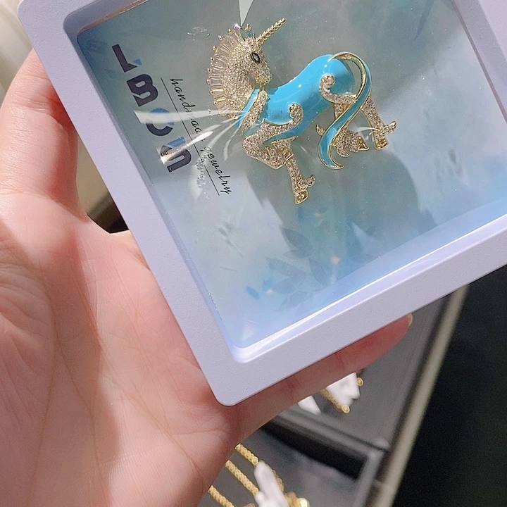 铜合金锆石小马胸针