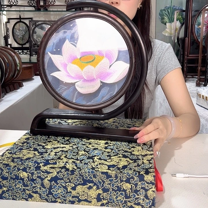 刺绣苏绣摆台荷花