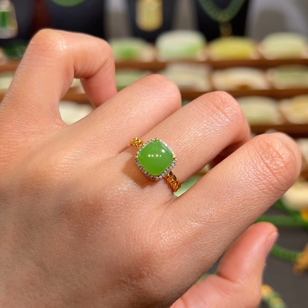和田玉戒指18K金镶嵌碧玉果绿