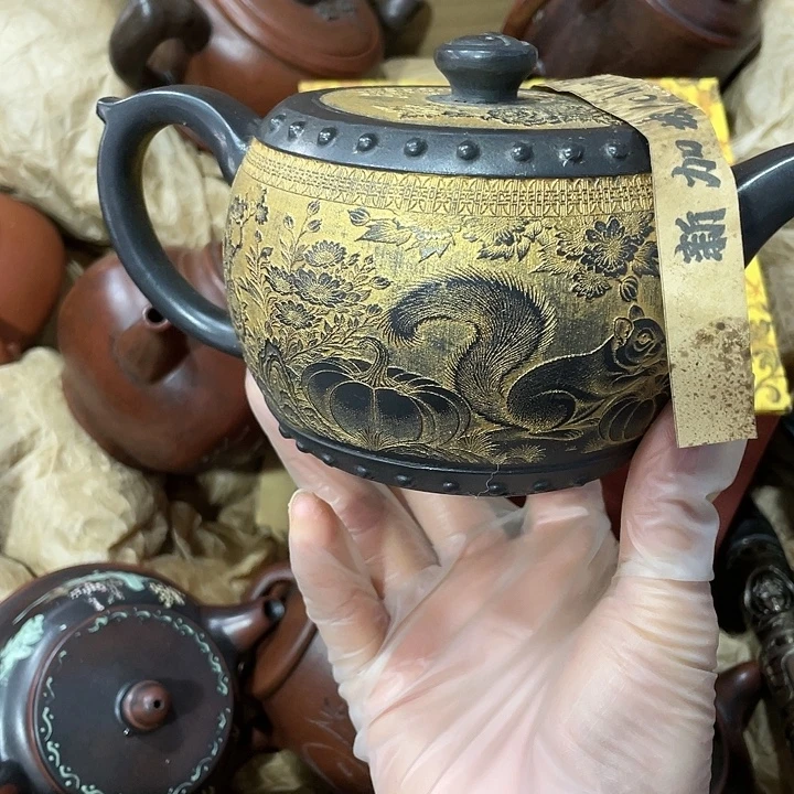 紫砂茶壶原矿泥料，手工制作的一把紫砂壶。