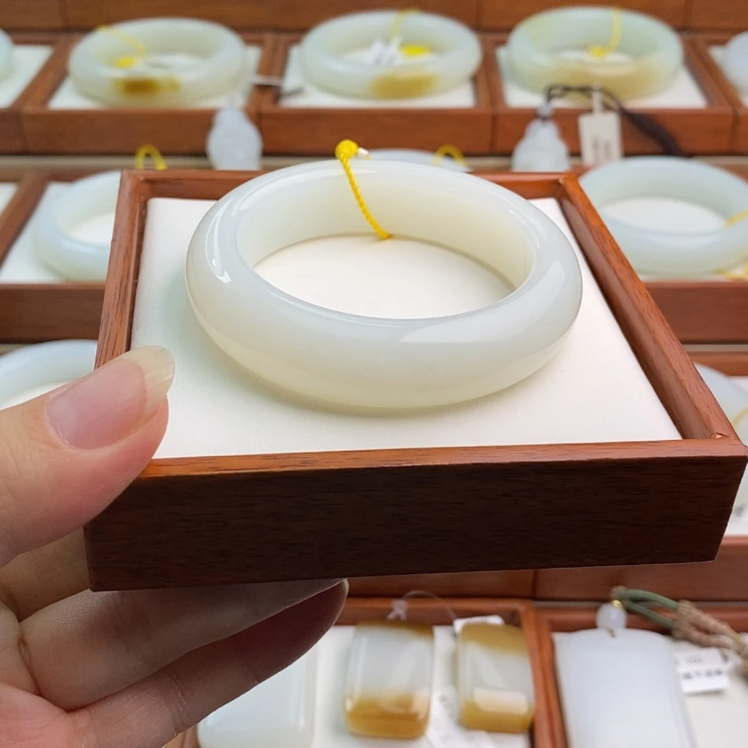 小***嘎和田玉（白玉）未镶嵌手镯