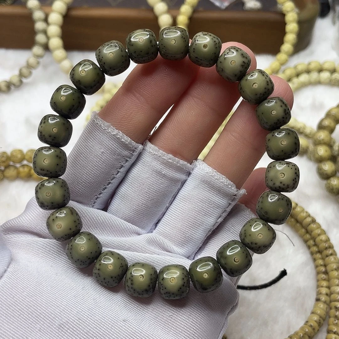 星月菩提吊坠石玉料满绿大眼睛卡10