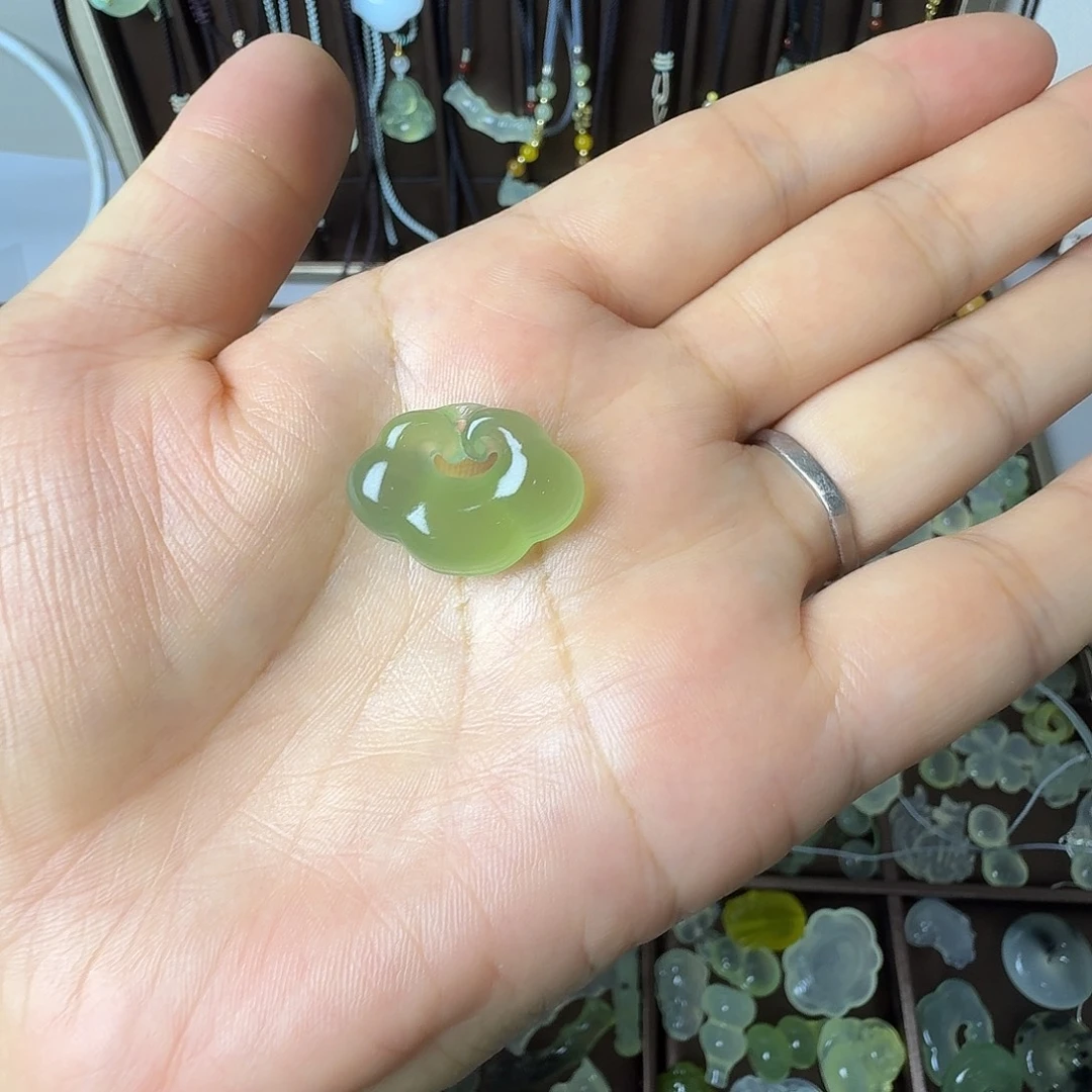 聂***女蛇纹石玉合金颈饰